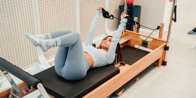 Pilates en la vuelta al cole 2026: mejora la postura de niños y adultos